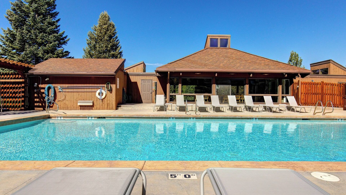 North Park City House | Three Kings Condo at Base of PCMR 6 guests, 2 bedrooms, 2.5 bathrooms. Year-round pool! Walk to skiing/snowboarding at Park City Mountain Resort. Centrally located in historic Park City, Utah