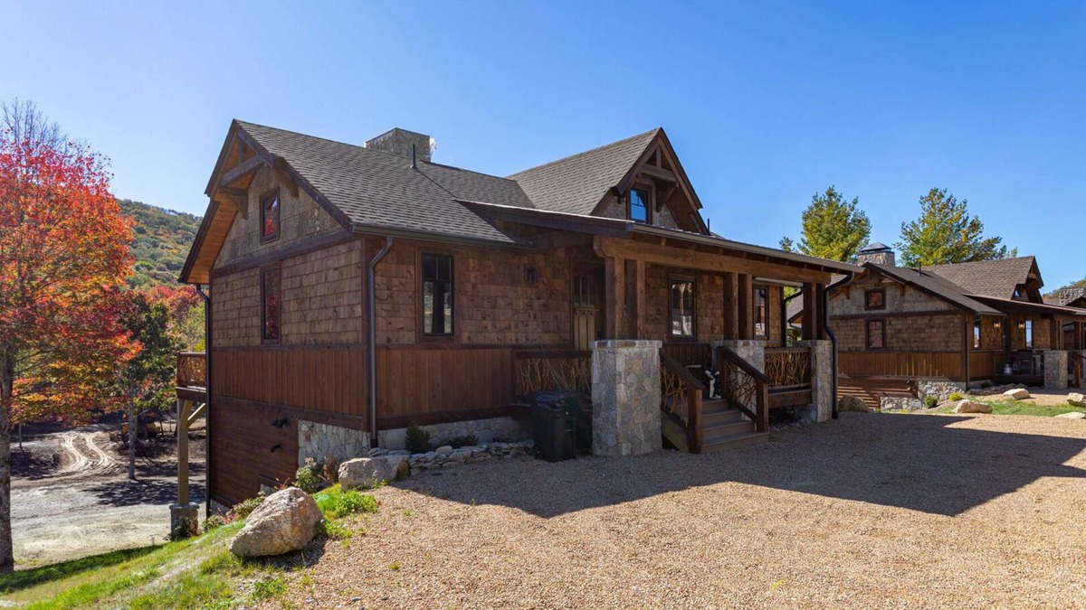 Banner Elk Cabin | Three Little Bears at Eagles Nest - pet friendly, walk to tennis