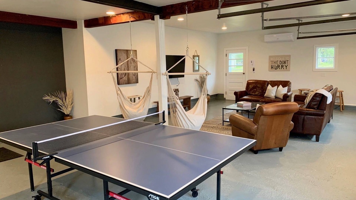 Three Oaks House | Three Oaks Getaway- 5 BR 2.5 BA- 3 Mins to Downtown- Week Stay Discount