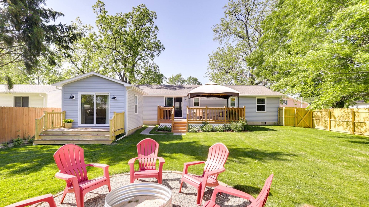 Three Oaks House | Three Oaks Home w/Guest House - 8 Mi to Beach!