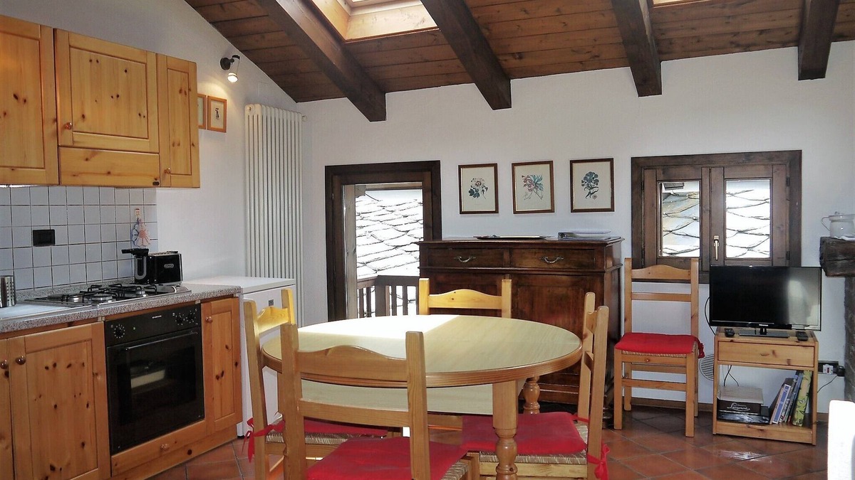 La Salle Apartment | Three rooms with 4/5 beds, overlooking Mont Blanc and private box