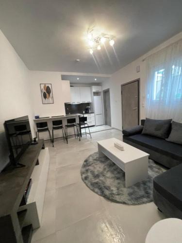 Ampelokipoi-Menemeni Apartment | Three with 2 Baths in Evosmos