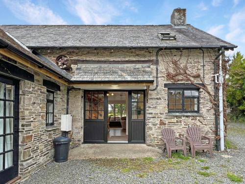 Swimbridge House | Threshing Barn, Nr Barnstaple with outdoor seasonal pool, free wifi and on-site parking