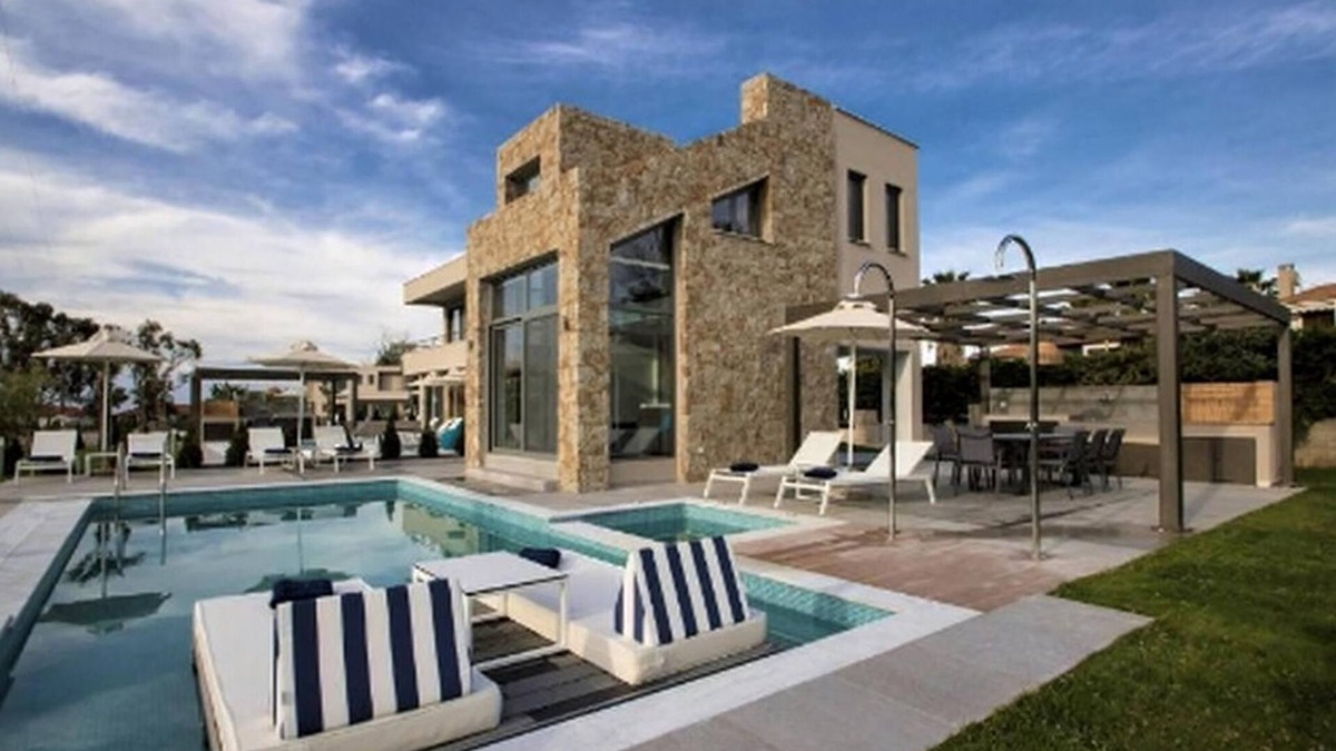 Pefkochori Villa | Thrilling Halkidiki Villa | Villa Éomer | 4 Bedrooms | Spacious Furnished Sun.