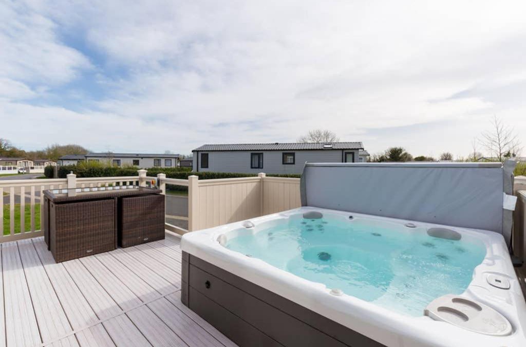 Ampney Crucis House | Thumper Lodge - Luxury lodge with Hot Tub