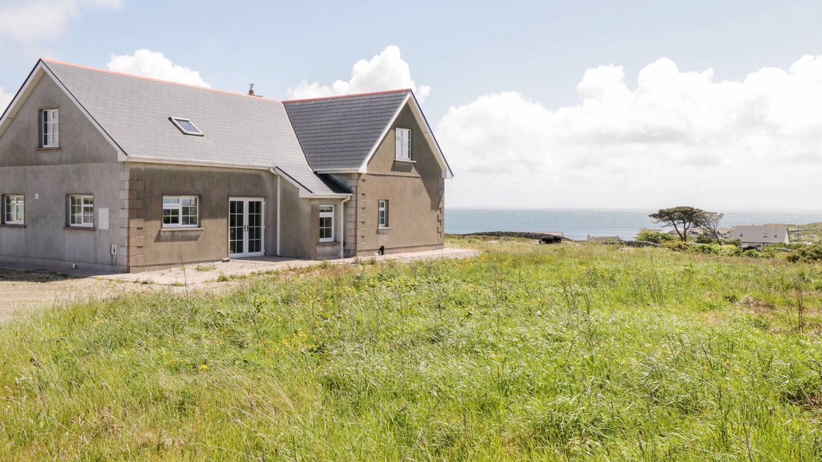 Wild Atlantic Way Cottage | TÍ TOM NÁRTA, family friendly in Lettermore, County Galway