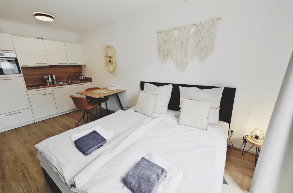 Metzingen Apartment | TiCasa BOHO - Zentral-Outlet-Balkon-Parkplatz-SmartTV-Unique
