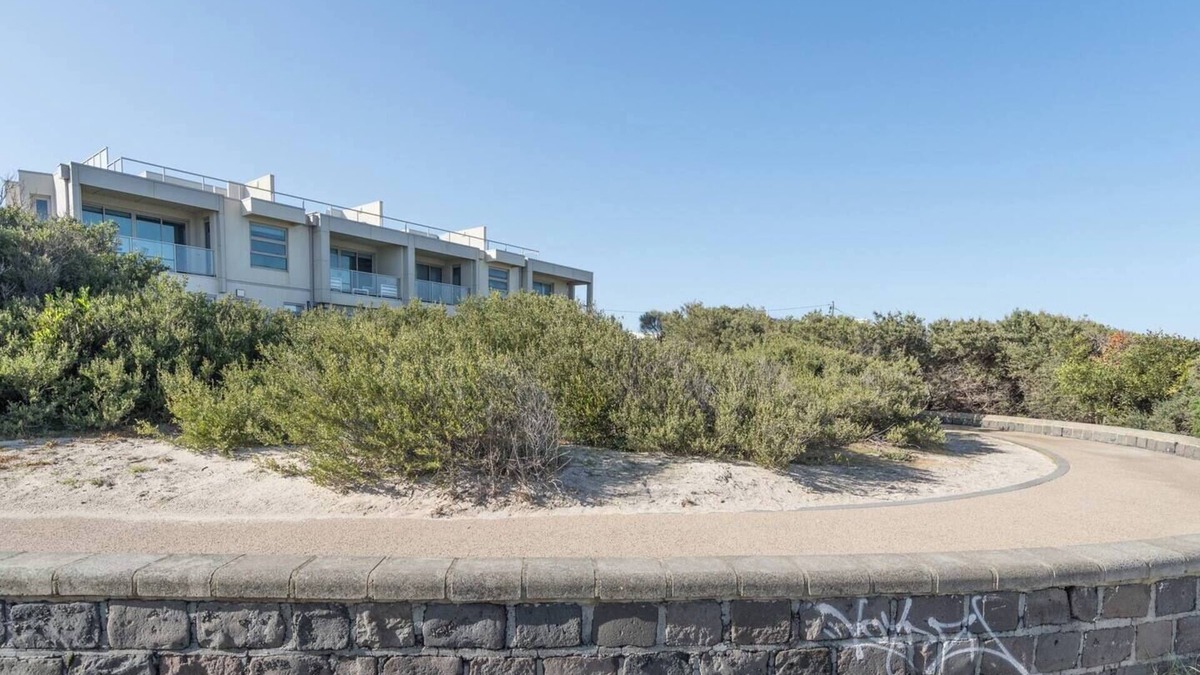 Bonbeach Apartment | Tides and Treasures Unveil Bonbeach Beachfront Bliss
