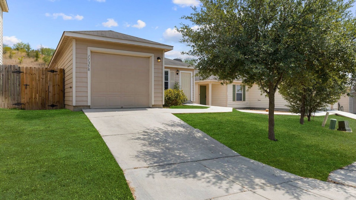 San Antonio House | Tidy 2 Bedroom home Near Lackland AFB, Sea World