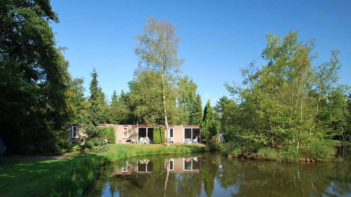 Vledder House | Tidy bungalow with garden located in natural area