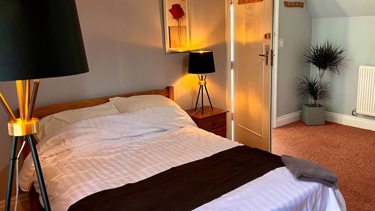 Hull Apartment | Tidy rooms above period local pub