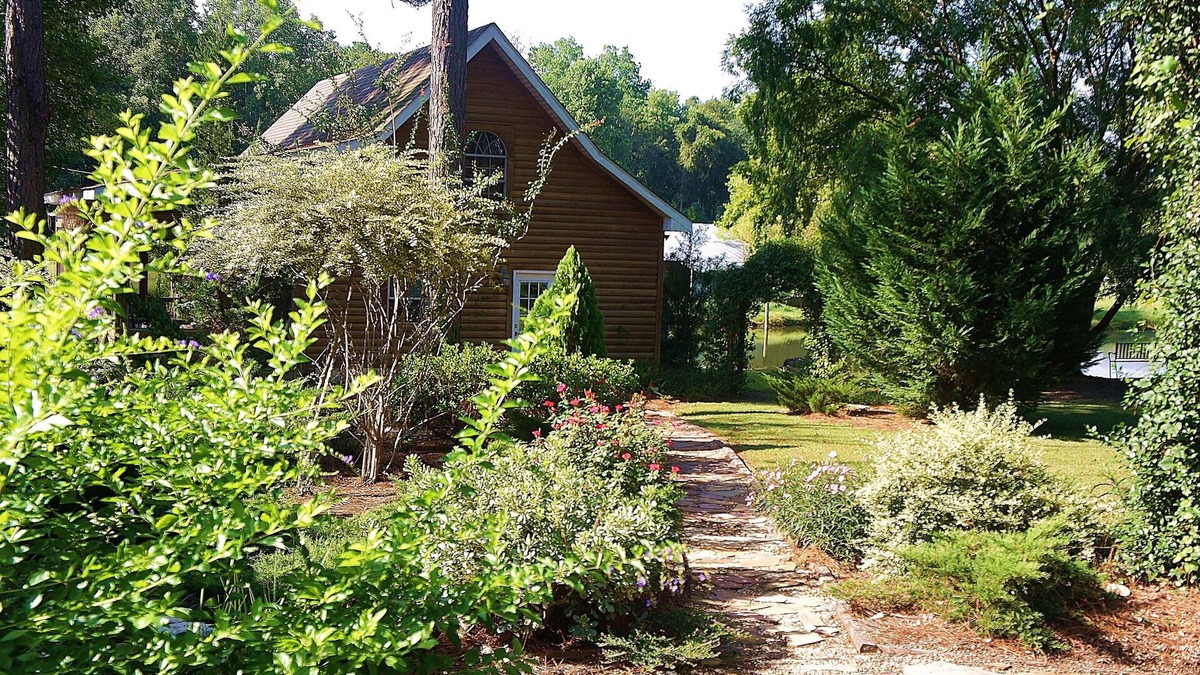 Tifton Cabin | Tifton, GA - Shalom Guest House - Cabin in Peaceful Setting