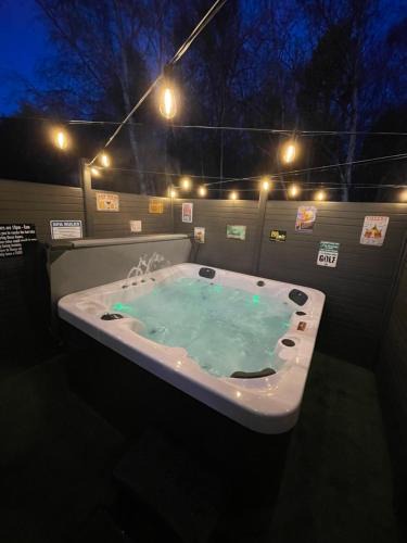 Swarland Villa | Tigers Wood - 2 bed hot tub lodge with free golf, NO BUGGY