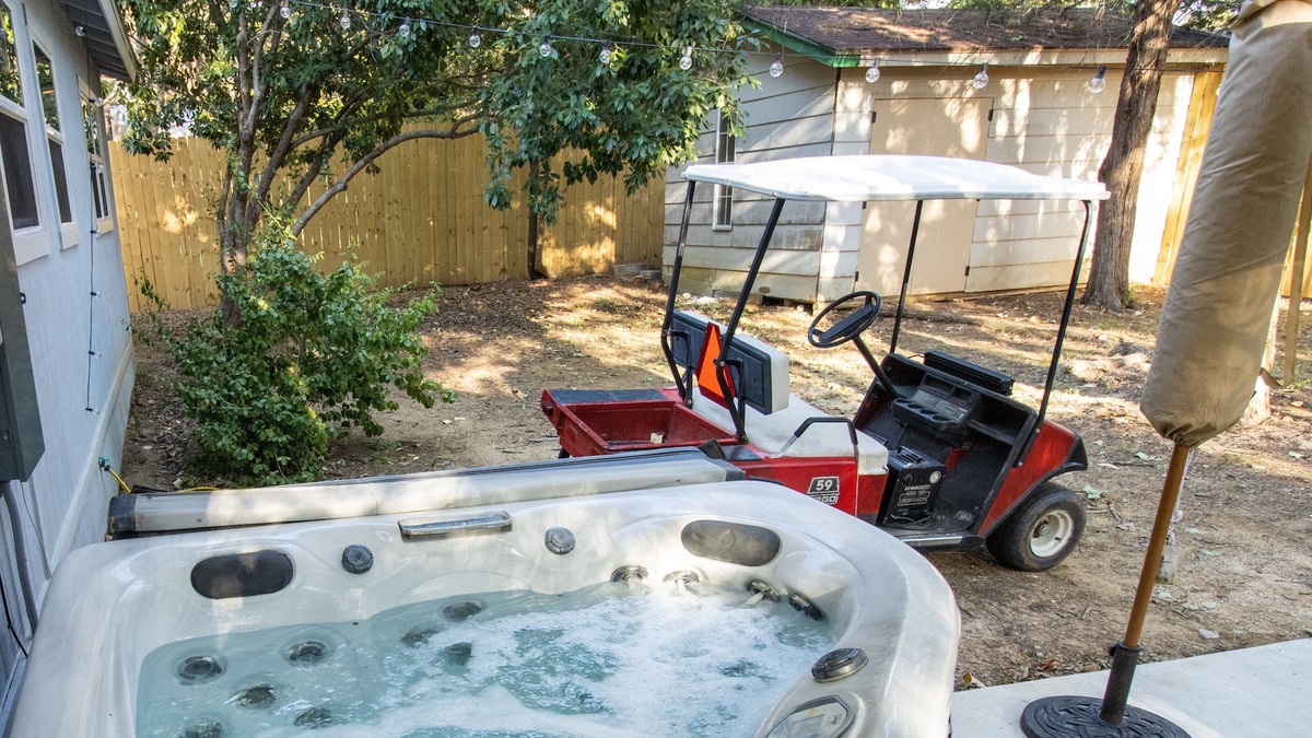 Gordonville House | Tiki Paradise in Lake Texoma - Golf Cart + Hot Tub