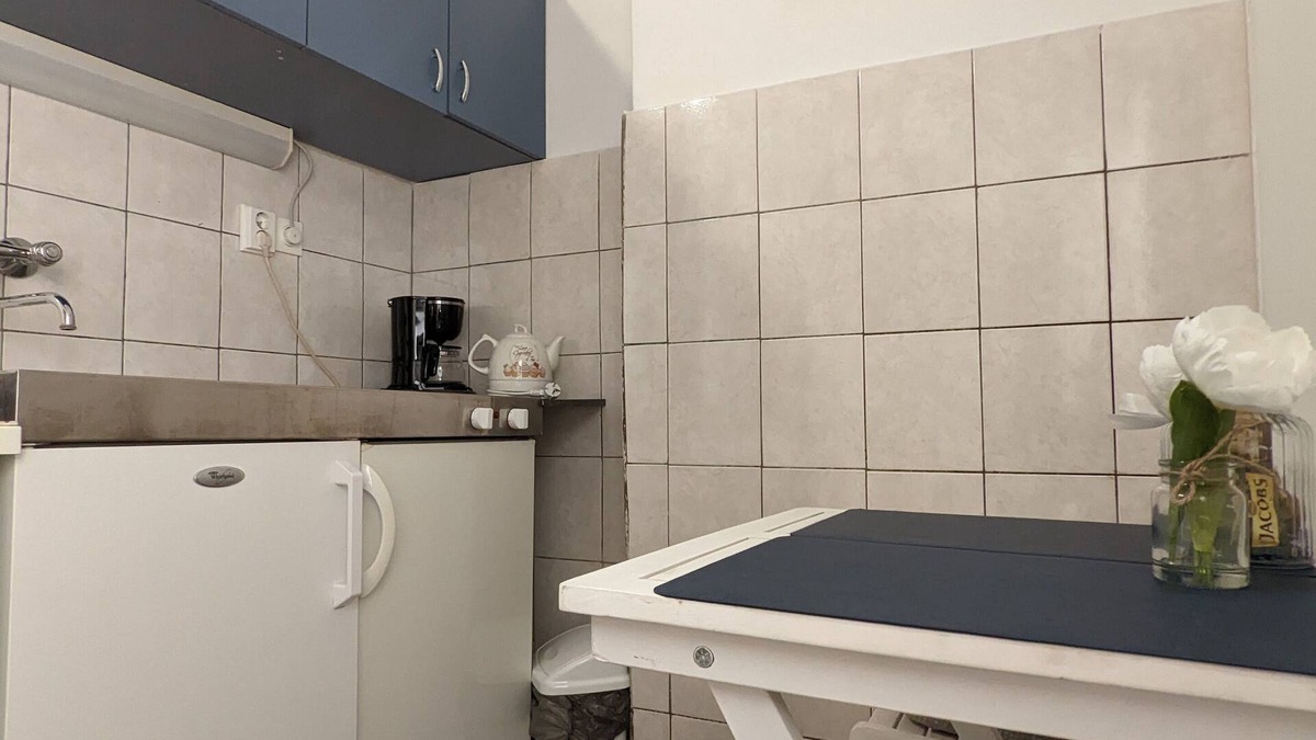 Donji Grad Apartment | Tilted Painting Condo w Queen Bed and 55" TV