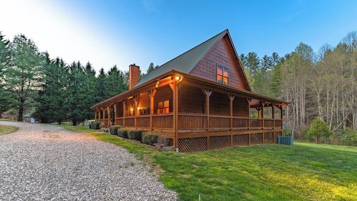 Suches Cabin | *Timber & Tin* Family Retreat~Creek~Arcade~Hot Tub