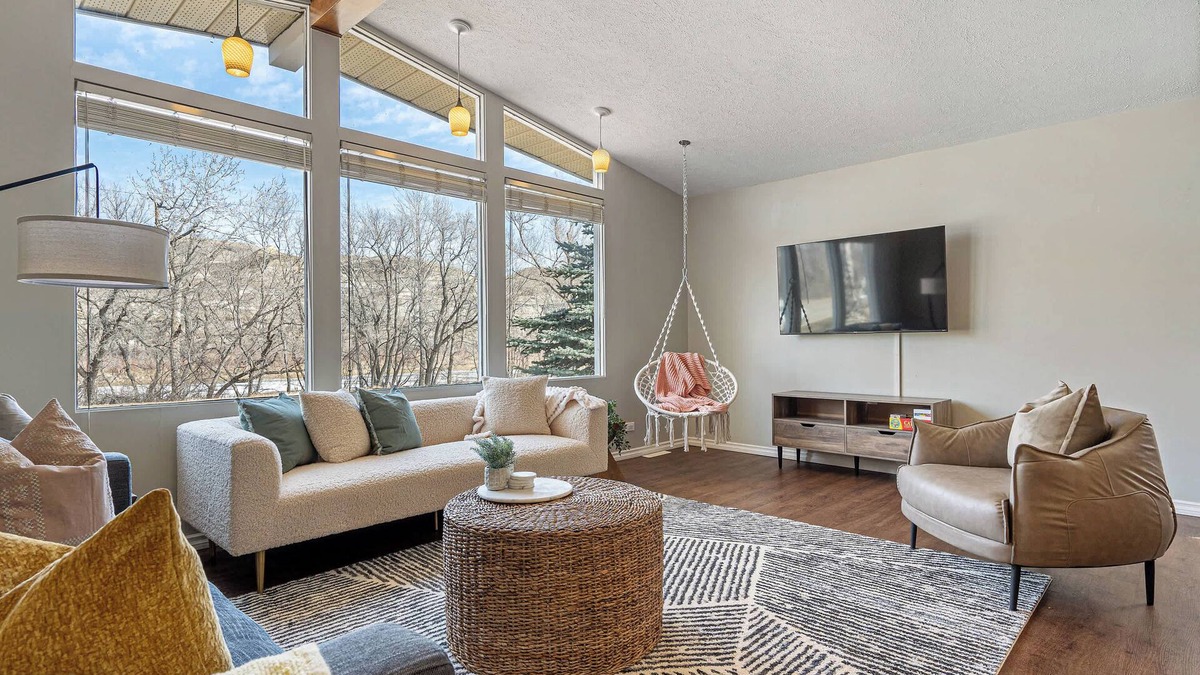 Drumheller House | Timber Valley | Centrally Located | Hot Tub & BBQ!