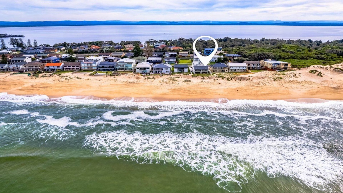 The Entrance North Apartment | Time and Tides - Beachfront, Stunning Ocean Views.