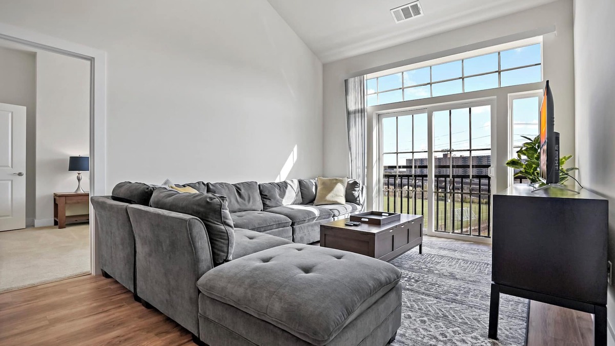 Eisenhower East Apartment | Time to Relax/Cozy Old Town LOFT