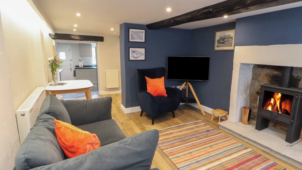 Warton Cottage | TIMEKEEPER'S COTTAGE, pet friendly, with open fire in Carnforth