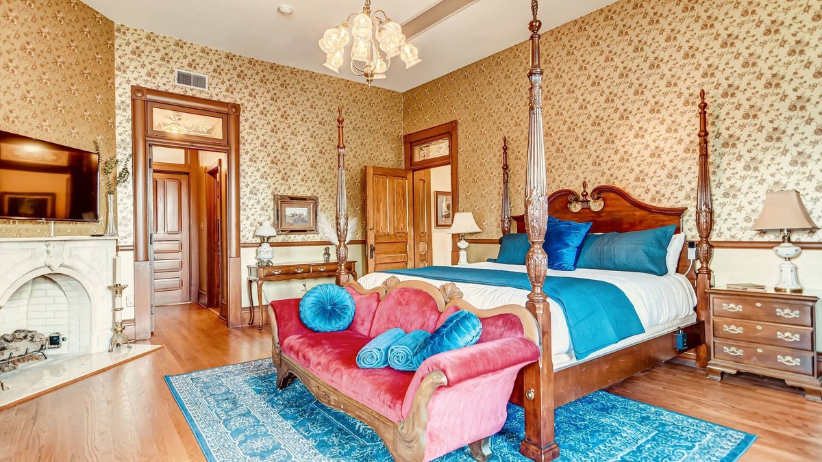Springfield House | Timeless Elegance | Walk to Capitol & Attractions | Historic Luxury