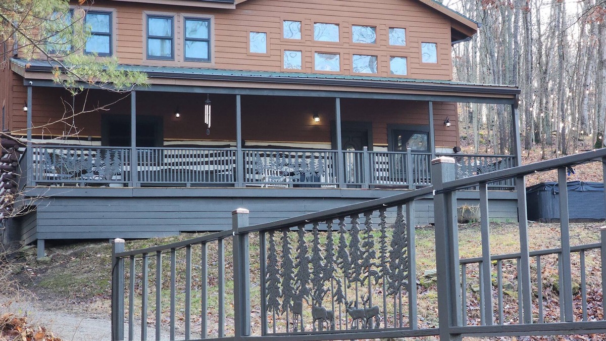 Gnaw Bone Cabin | TIMELESS IVORY LODGE: Cabin & creek, Hot Tub, 5min to Nashville! Pet friendly