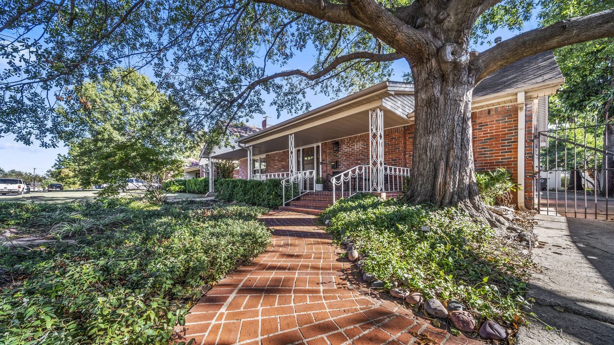 Turner Park House | Timeless Tulsa: 1940s Bungalow Expo 3BR/3BA