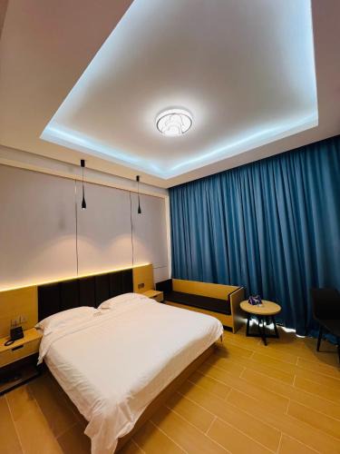 Freetown Hotel | Times Mansion king size standard room