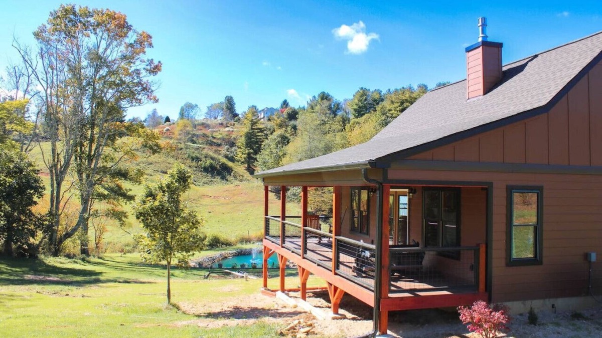 Boone House | Tiny 1br Cabin w/ Loft & Fire Pit in Boone