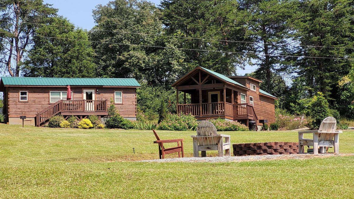 Mill Spring Cabin | TINY CABIN IN TRYON NC - 3 MILES TO TIEC- PET FRIENDLY