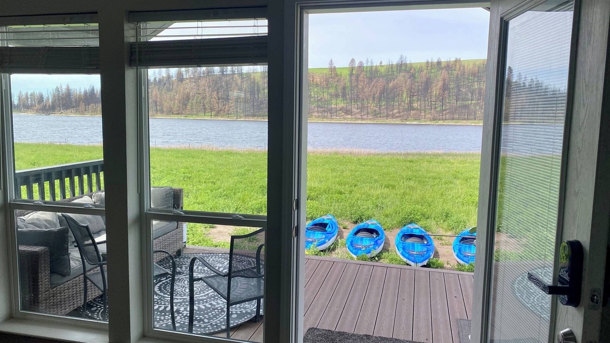 Medical Lake Other | Tiny Farmhouse on the Lake -Lakefront- Kayaks available!