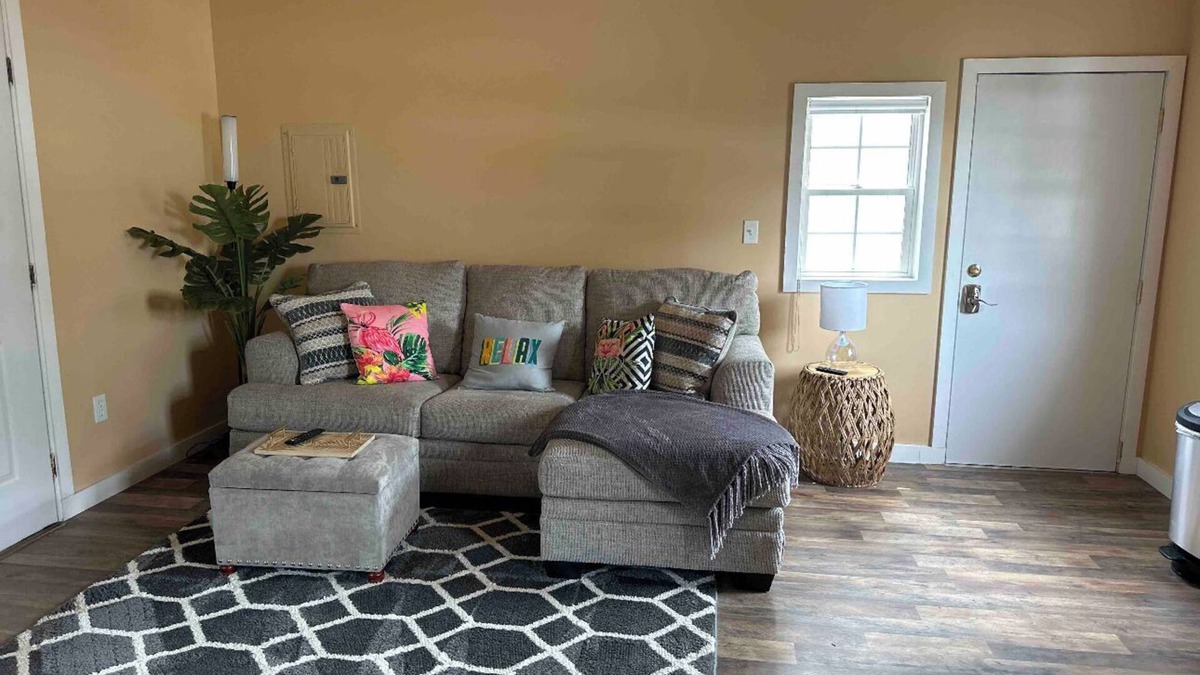 Pawhuska House | Tiny Flamingo's Nest - Cottage Near Pioneer Woman Mercantile - Pet friendly!