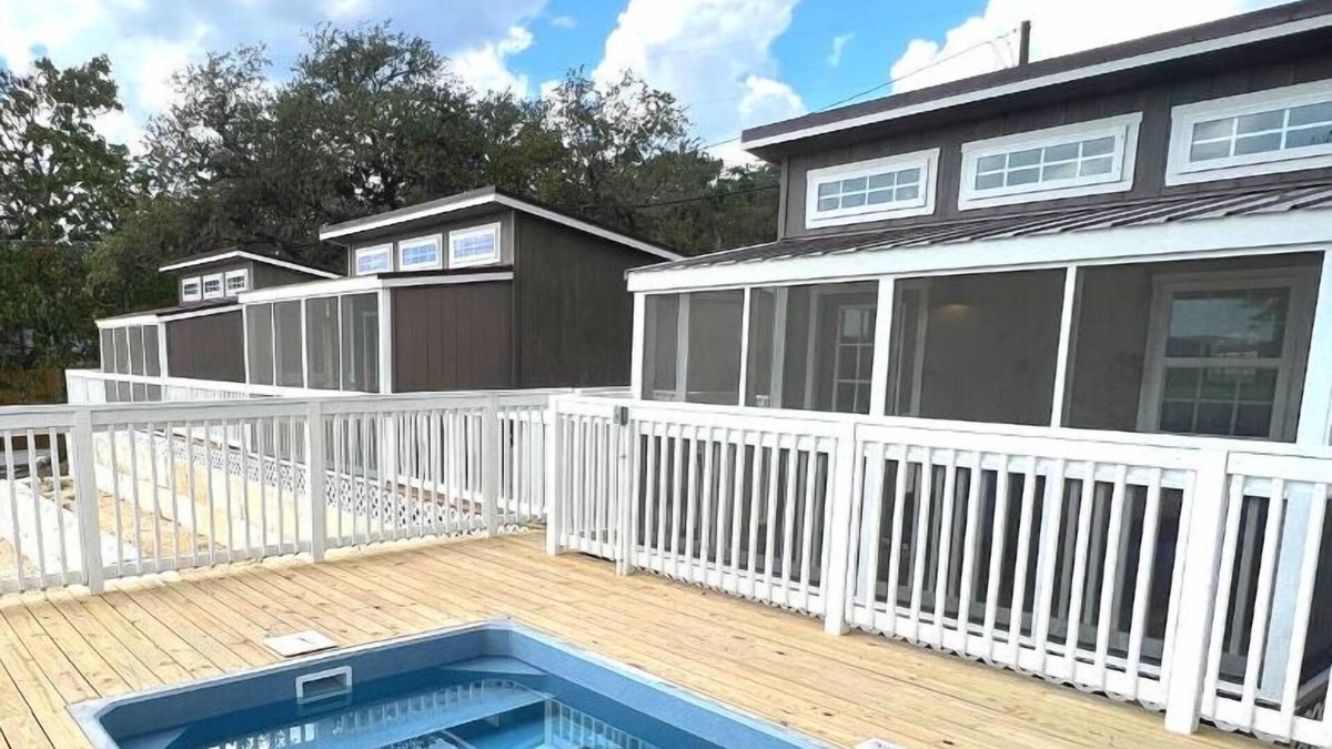 Lakehills Cabin | Tiny Home at Medina Lake (w/Hot Tub & Pool)