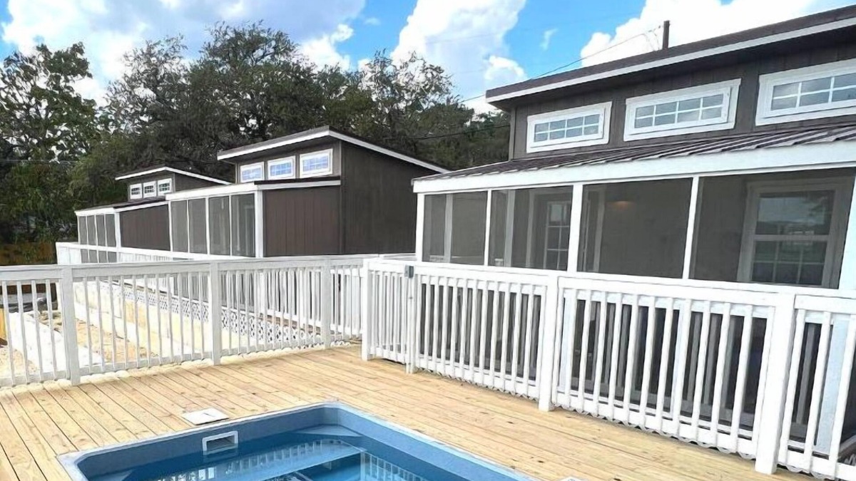 Lakehills Cabin | Tiny Home at Medina Lake (w/Hot Tub & Pool)