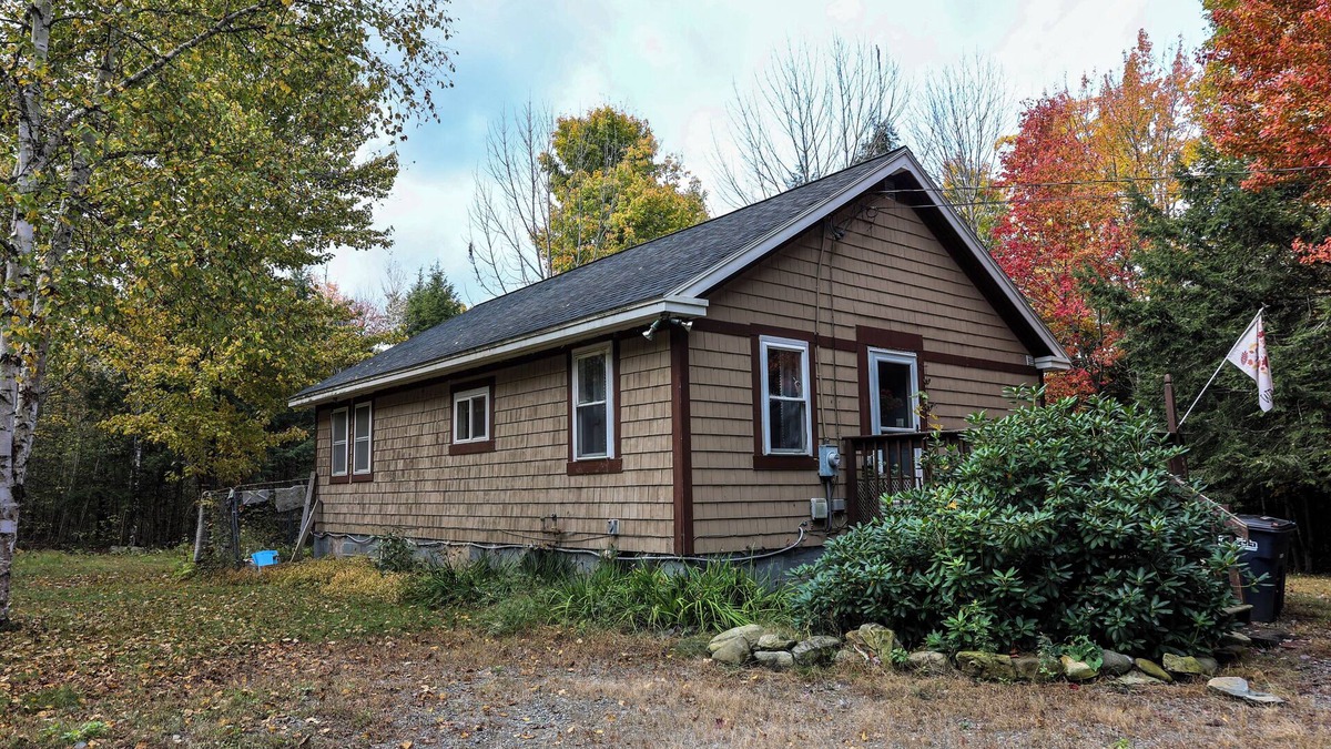 Old Town House | Tiny Home, Big Character. Close to Town, Lake, and Trails! Pet-Friendly!