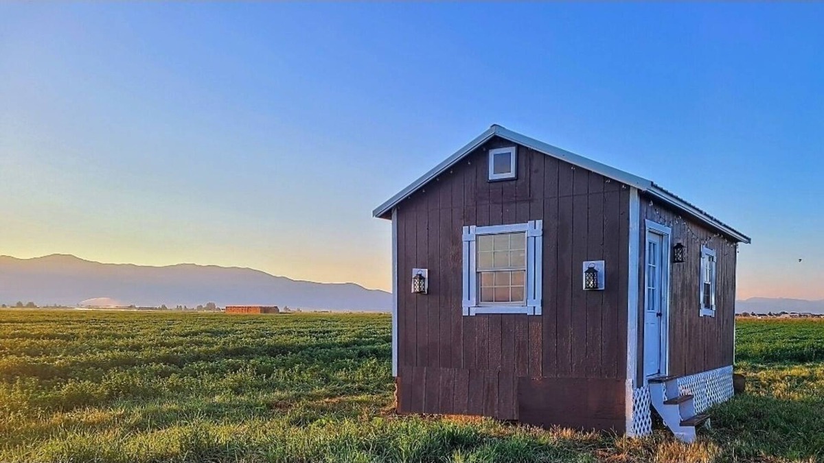 Bozeman Cottage | Tiny Home, Big Sky Views - Rustic chic two-level tiny cottage near airport