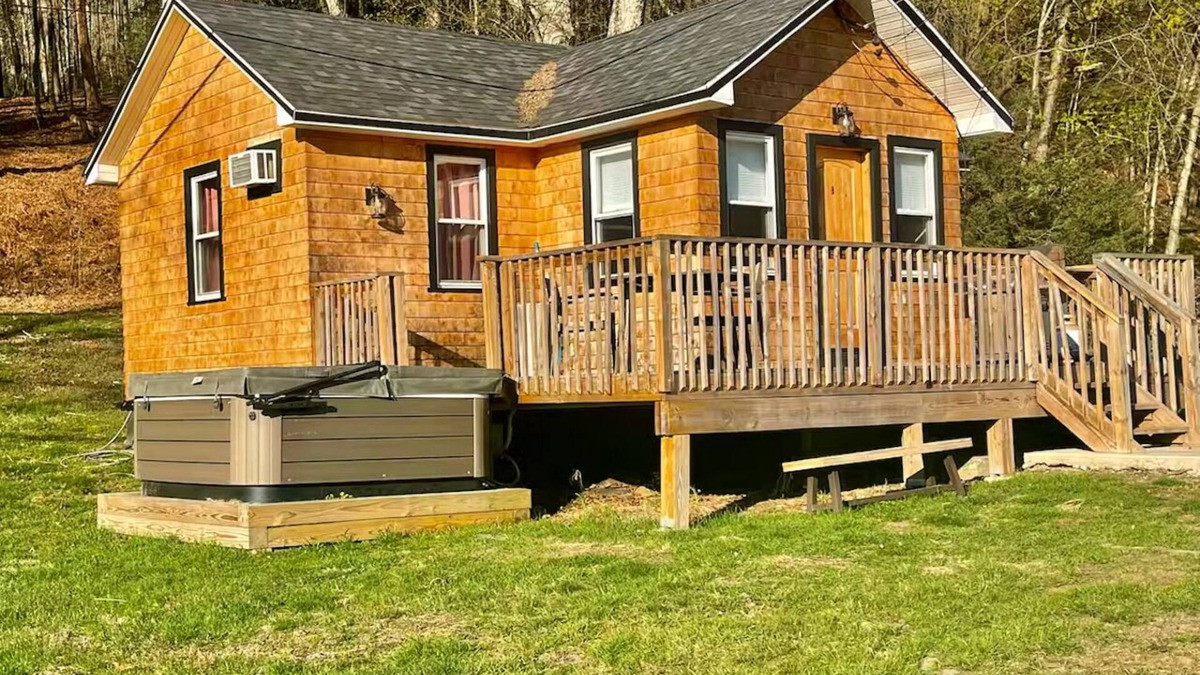Ellenville Cabin | Tiny Home, King Bed & Hot Tub