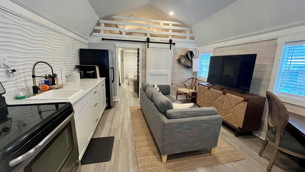 North Charleston Cottage | Tiny house monthly rental with small office in central North Charleston with AC