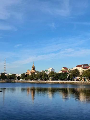 Ninh Kieu Apartment | Tiny house, traditional, friendly neighbour, center, sunset lake view