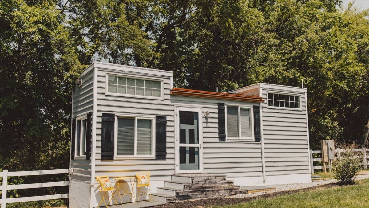 Lincoln House | Tiny house w/Pool on water near Beaches/turf