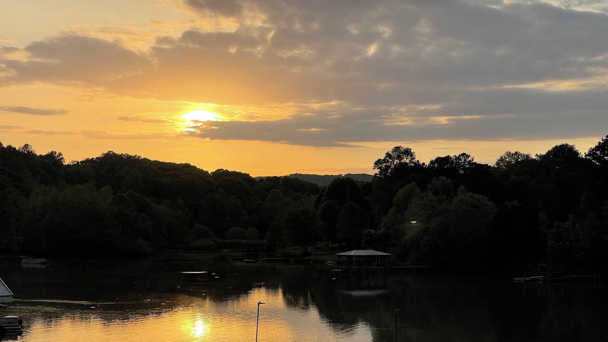 Sherrills Ford Cabin | Tiny Lakeside Retreat, sleeps 8. On Lake Norman for all the lake fun!