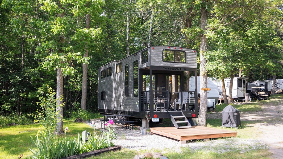 Nevis House | Tiny RV Escape with Stunning Lake Views, AC, WiFi