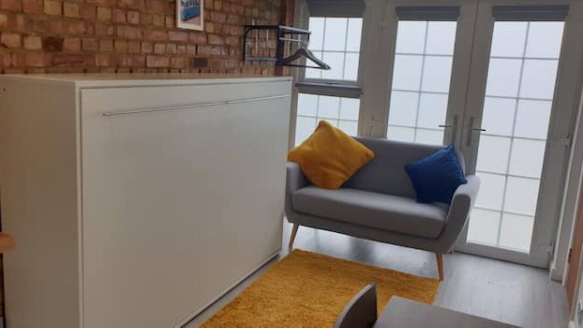 Southwick Apartment | TinyHome Southwick Cosy studio flat 5 mins to sea, village amenities and rail.