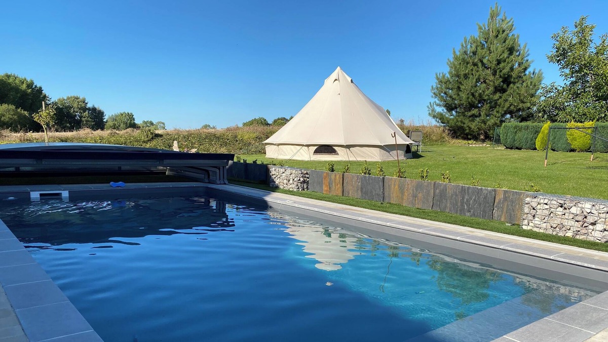 Montenescourt Cabin | Tipi au Bord de la Piscine