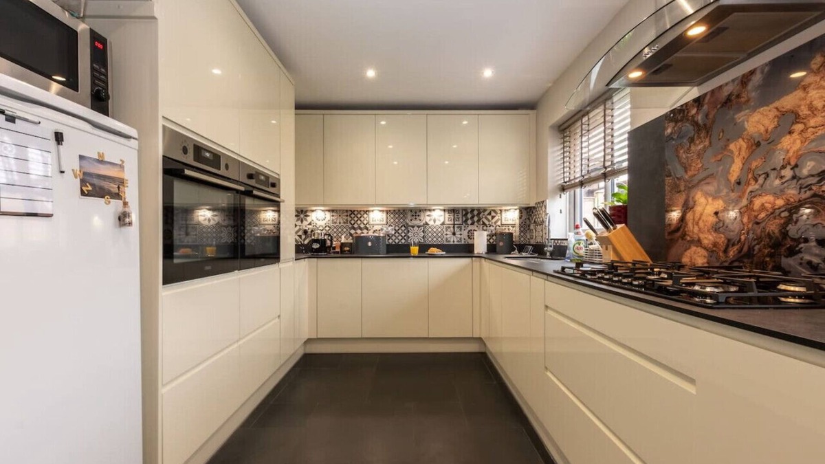 Fareham House | Titchfield House - A beautiful 3 bedroom house with free parking. And dog friendly!