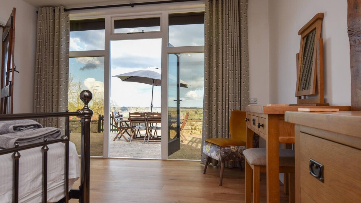 Ryde Apartment | Tithe Barn Little Upton Farm