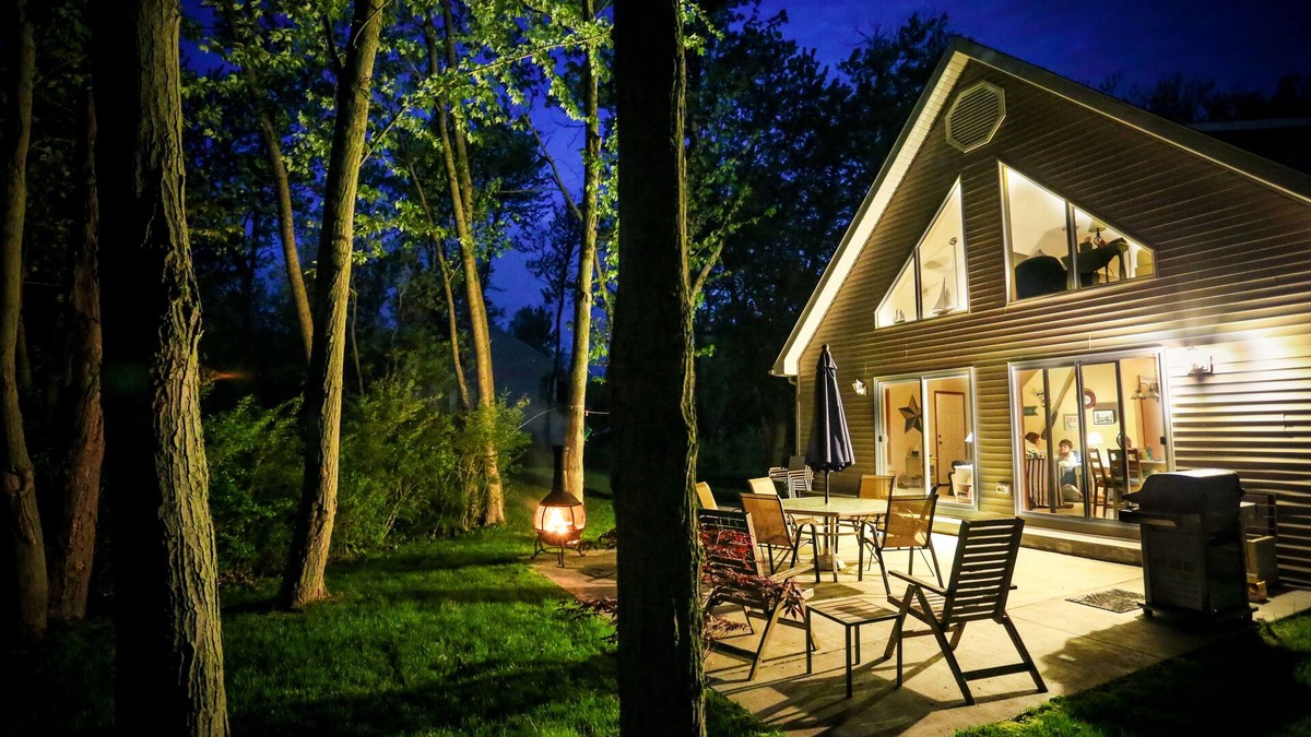 Miami Park Cottage | TLC By the Lake-Cozy, wooded cottage 4 miles N of SoHa 3BR 2B w/open loft area