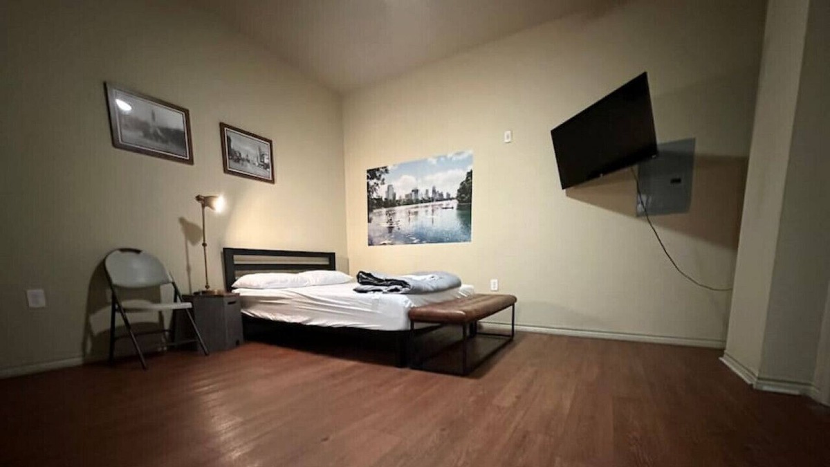 North Loop Condo | TNC 104 Luckey · ATX Lovely Studio Apartment, GREAT location!