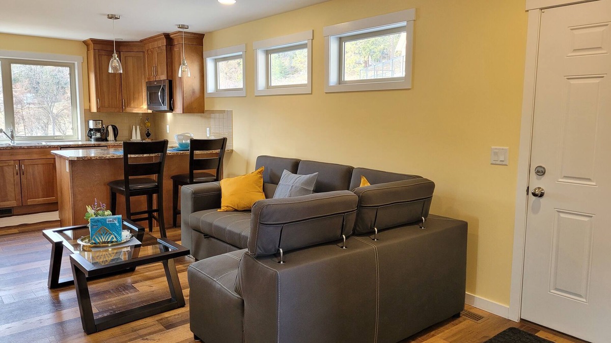 Central Okanagan Cottage | tNew construction Coach house with breathtaking views of the Okanagan Lake