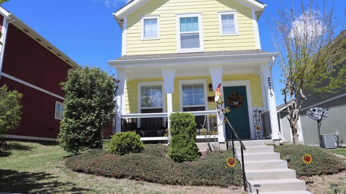 Fort Riley House | TNT Sunflower Retreat - Milford Lake, Ft Riley, K-State